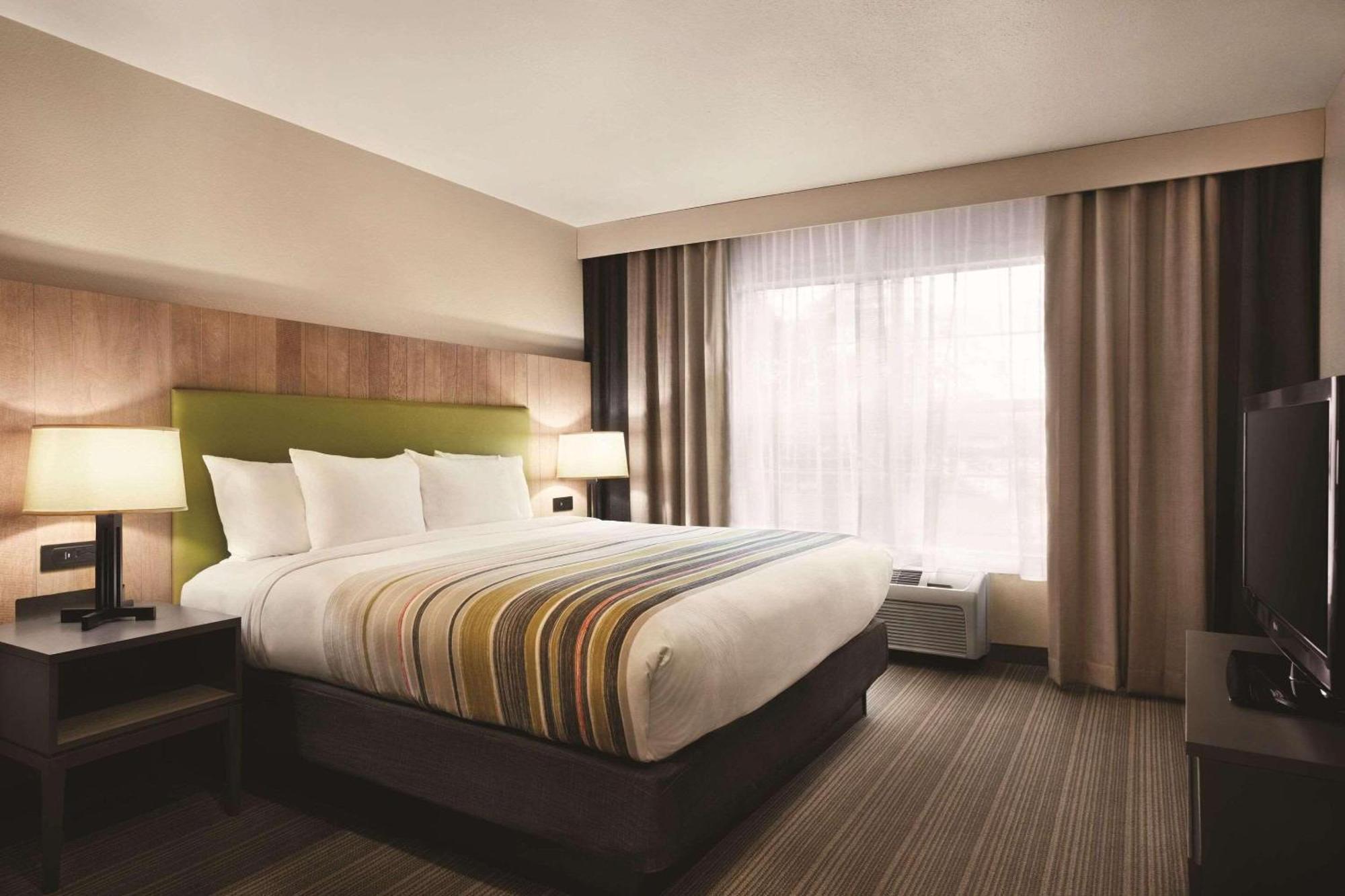 Hotel Country & By Radisson, Newnan, Ga Newnan
