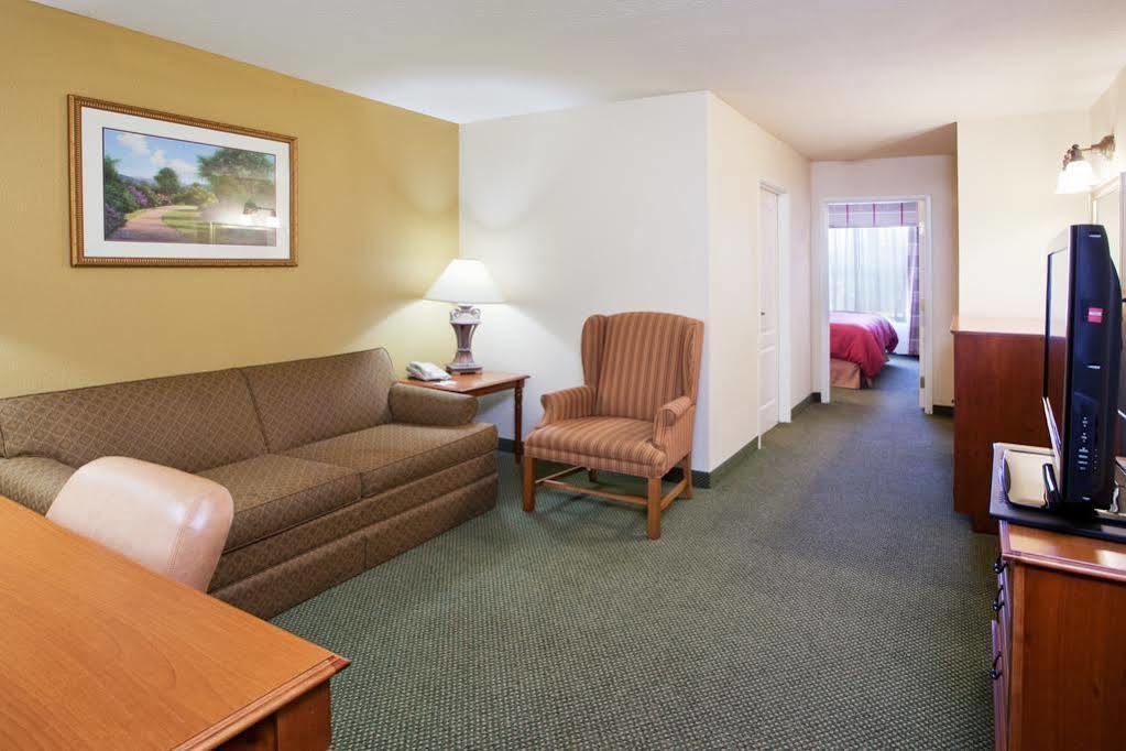 Hotel Country & By Radisson, Newnan, Ga